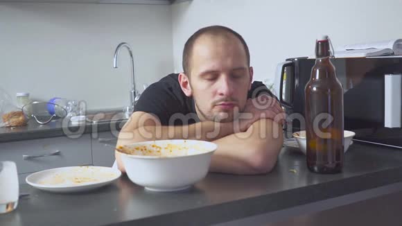 厨房桌子上有宿醉的人之后视频的预览图