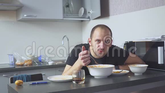 可怜的男人在桌旁吃意大利面他厨房里的家他担心是因为他的问题视频的预览图