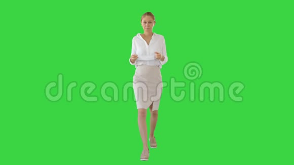美丽的金发白种人女人在绿色屏幕上行走时戴上保护面具Chroma键视频的预览图