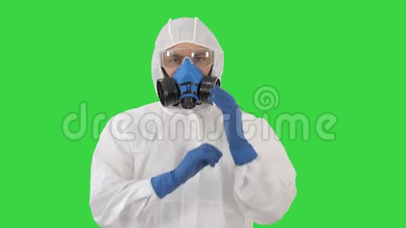 重要佩戴护具男医生穿着绿网上的灌木防护面罩和护目镜视频的预览图