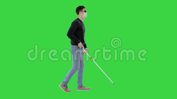 盲人在医疗面具上行走在绿色屏幕上Chroma键视频的预览图