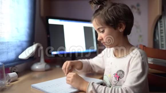 九岁女孩在家学习视频的预览图