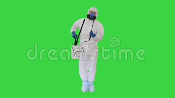 穿着防护服和面罩的人拿着消毒剂准备在绿色屏幕上工作Chroma键视频的预览图