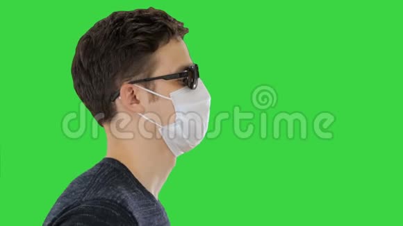 盲人戴着医疗面具戴着墨镜戴着彩色钥匙视频的预览图
