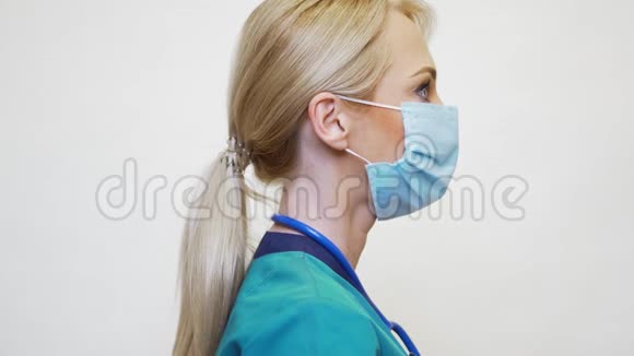 医生护士带听诊器的妇女戴着防护面罩和橡胶或乳胶手套视频的预览图
