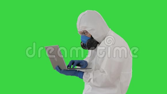 医生穿着防护服在笔记本电脑上工作在绿色屏幕上有很好的效果Chroma键视频的预览图