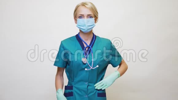 戴防护面罩及乳胶手套的医生护士双手欢迎视频的预览图