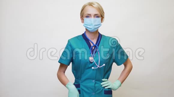 戴防护面罩和乳胶手套的女医生准备握手手势视频的预览图