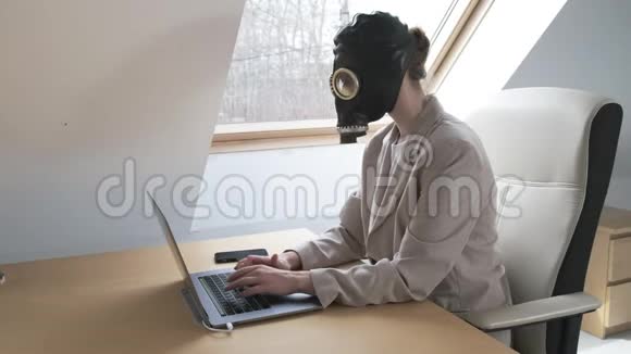 穿西装的女士在检疫鸡冠状病毒时防毒面具在家中远程工作视频的预览图