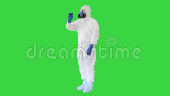 穿着防护服和呼吸器的科学家在绿色屏幕上指向未来的屏幕Chroma键视频的预览图