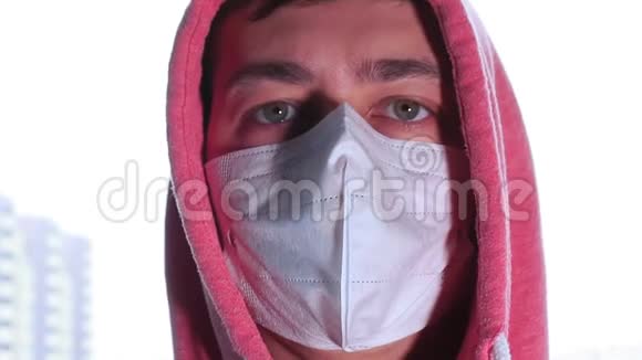 家里戴防护面罩的年轻人分离预防冠状病毒感染Covid19流行大流行视频的预览图