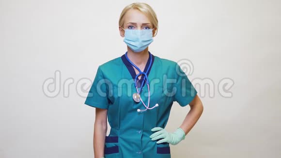 医生护士戴着防护面具和乳胶手套的妇女在空白复印处展示视频的预览图