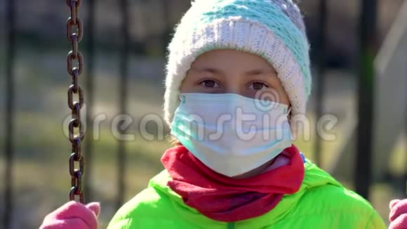 在冠状病毒检疫期间女孩在房子附近散步视频的预览图