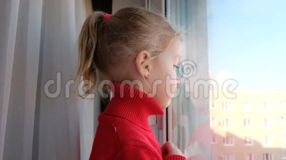 隔离概念呆在家里隔离可怜的小女孩望着窗外大流行病期间的社会孤立视频的预览图