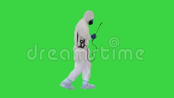 科学家穿着危险物质服在绿色屏幕上行走和消毒Chroma键视频的预览图