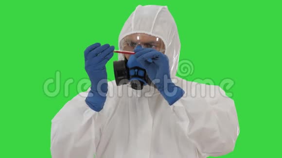 病毒学家在绿色屏幕上查看血液测试冠状病毒感染的概念Chroma键视频的预览图