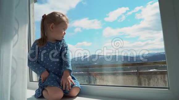 孩子在窗外与世隔绝哭着想在外面玩一个小女孩撞到玻璃上视频的预览图