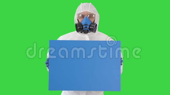 男医生穿着防护服在绿色屏幕上举着空白横幅Chroma键视频的预览图