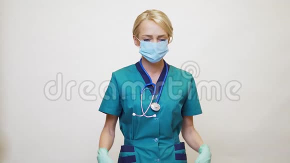 戴防护面罩和橡胶或乳胶手套的女医生头痛和压力视频的预览图