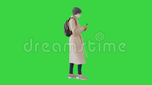 女性戴着医用口罩行走使用消毒器进行手部健康与安全N1H1冠状病毒病毒防护护理视频的预览图