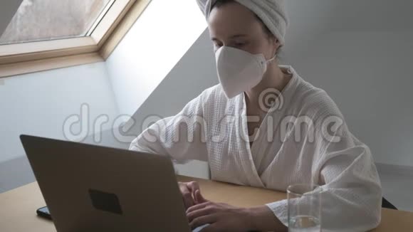 戴防护面罩的妇女在检疫鸡冠病毒时在家远程工作视频的预览图