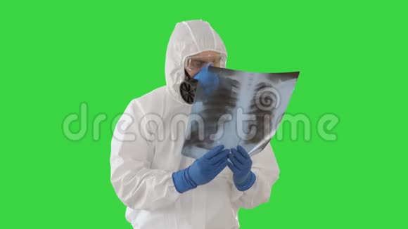 穿白色防护衣的医护人员在绿色屏幕上检查和扫描X光寻找流行病毒视频的预览图