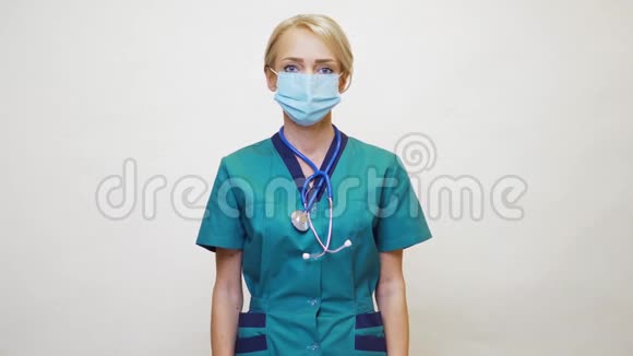戴防护面罩的医生护士盛有消毒喷雾剂或凝胶的瓶子视频的预览图