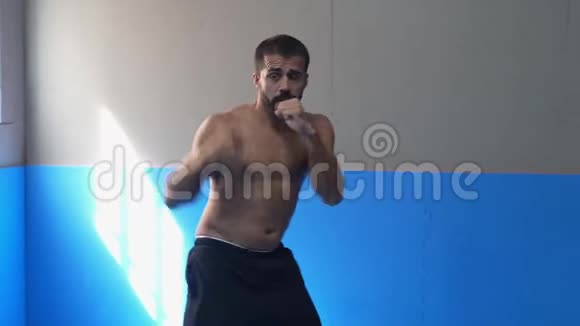 职业男子正在练习影子拳击视频的预览图