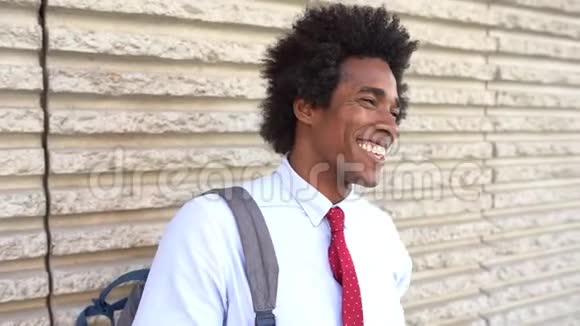 快乐的黑人在户外微笑有非洲头发的人视频的预览图