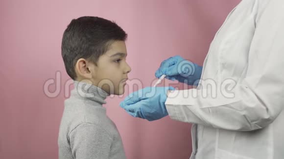 女医生检查学龄前儿童的喉咙视频的预览图