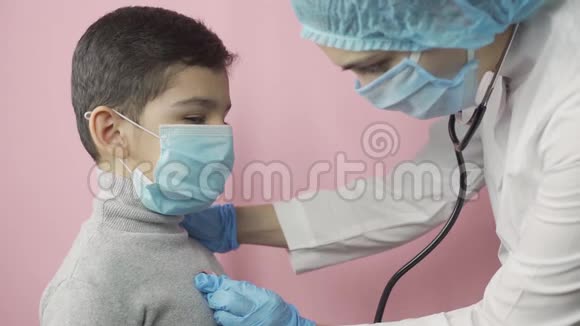 女医生检查学龄前男孩出诊医生视频的预览图