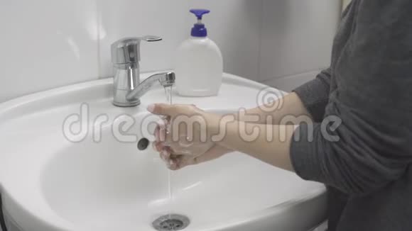 一个女人洗她的手女性展示如何洗手视频的预览图