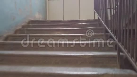 照相机滑向旧楼梯视频的预览图