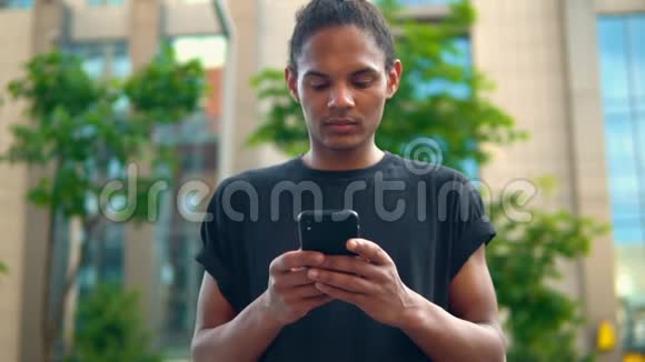混合种族的家伙在手机上打短信视频的预览图