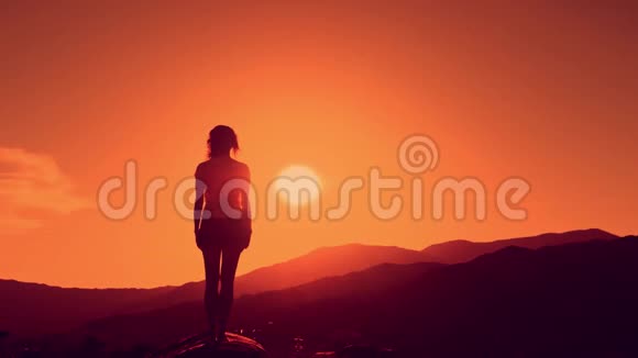 日落时分在山上做瑜伽冥想的女人把手伸向太阳摆出一副树姿视频的预览图