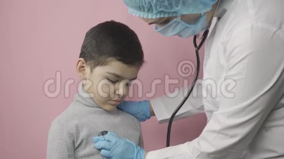 女医生检查学龄前男孩出诊医生视频的预览图
