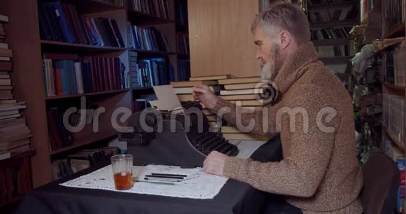 欧内斯特海明威正坐在书桌前用打字机写字视频的预览图