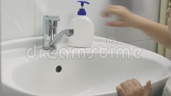 一个小男孩洗了手7岁男孩洗手视频的预览图