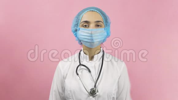 戴着口罩的女医生看着摄像机视频的预览图