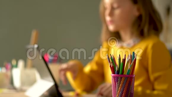 可爱的孩子使用笔记本电脑进行教育在线学习家庭学习女孩有远程学习的家庭作业视频的预览图