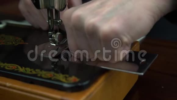 人开缝纫机配件盒动针板视频的预览图