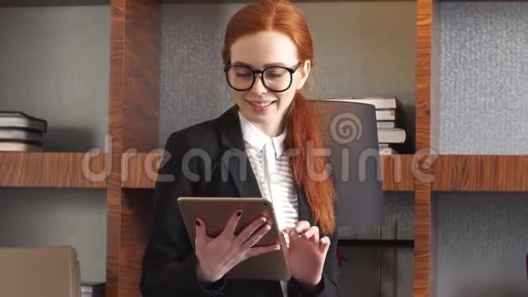 年轻成功的女商人在家庭办公室的客厅里用平板电脑工作视频的预览图