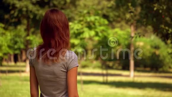 年轻的高加索女人在等朋友视频的预览图