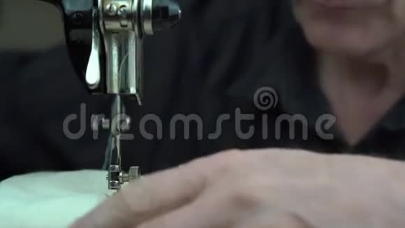 人在缝纫机上工作针头上下移动视频的预览图