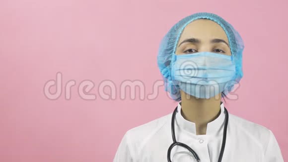 戴着口罩的女医生看着摄像机视频的预览图