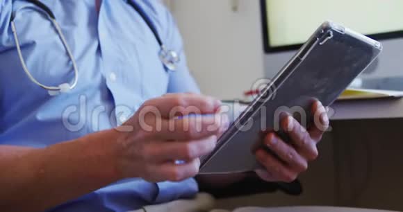 在退休家庭工作和使用数码平板电脑的医生视频的预览图