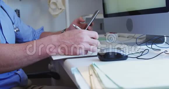 在养老院工作和使用智能手机的医生视频的预览图