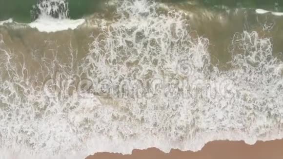 空中拍摄的无人机从海洋海浪美丽的海浪中一个接一个的定格视频的预览图