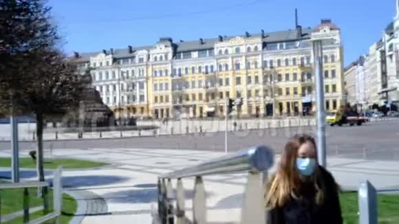 戴着蓝色面具的女孩走在街上视频的预览图