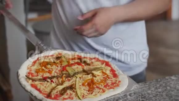 烤箱里的披萨烤箱里着火了把披萨放进烤箱开始做饭放进披萨视频的预览图